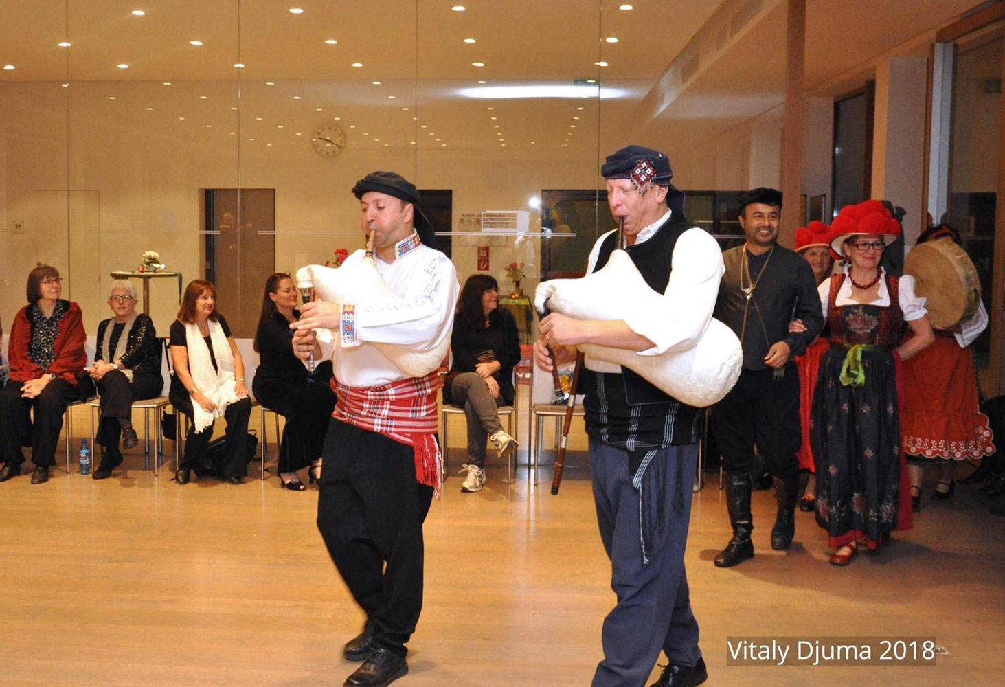 Silvester mit griechischen Tänzen bei Reisen und Tanz mit Beate Frey